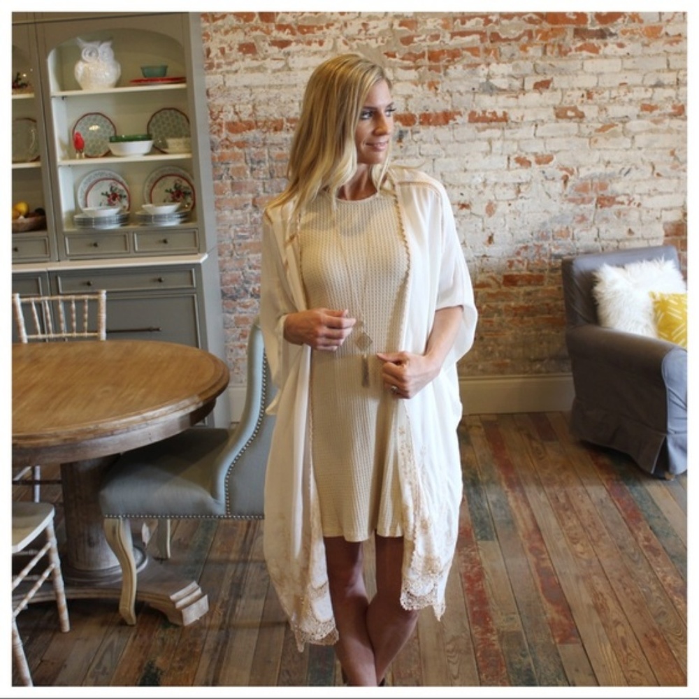 LAST ONE! Ivory Kimono with Lace Detail - Picture 4 of 5